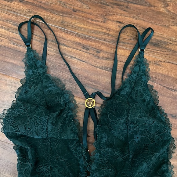 - Victoria’s Secret Plunge Strappy Lace Teddy One Piece Bodysuit- size lar… - Picture 4 of 16